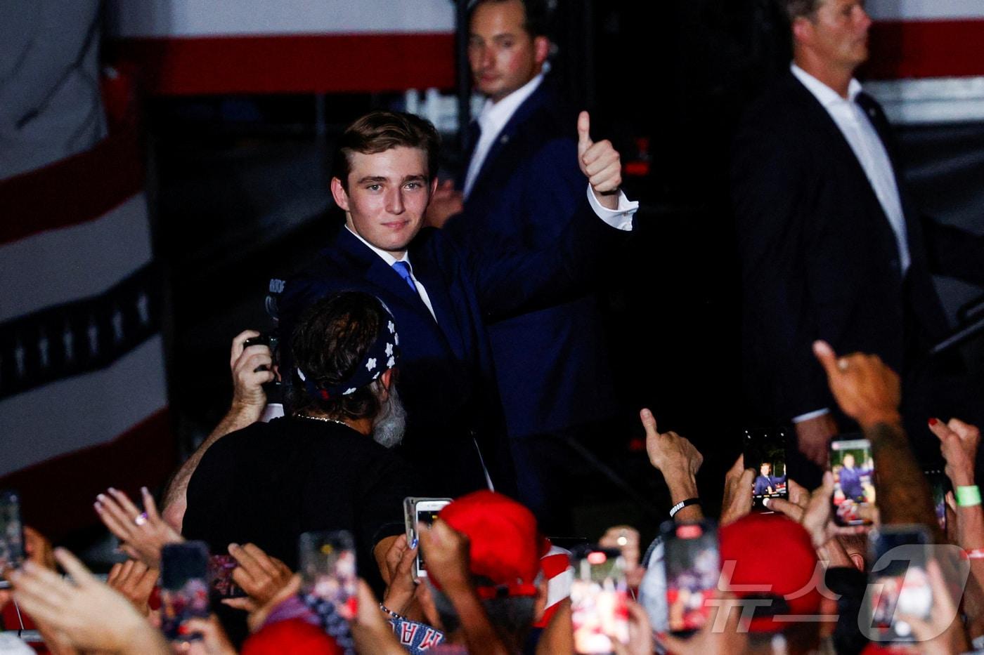 9일(현지시간) 아버지 도널드 트럼프의 플로리다주 유세에 지원나온 막내아들 배. 2024.07.09. ⓒ 로이터=뉴스1