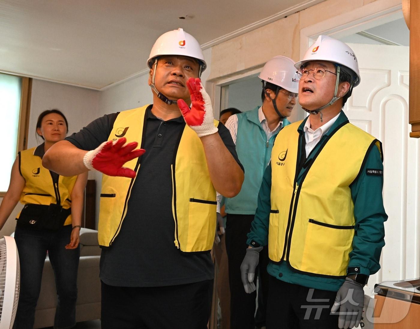 본문 이미지 - 집수리 현장에서 설명을 듣고 있는 김길성 중구청장.(중구청 제공)