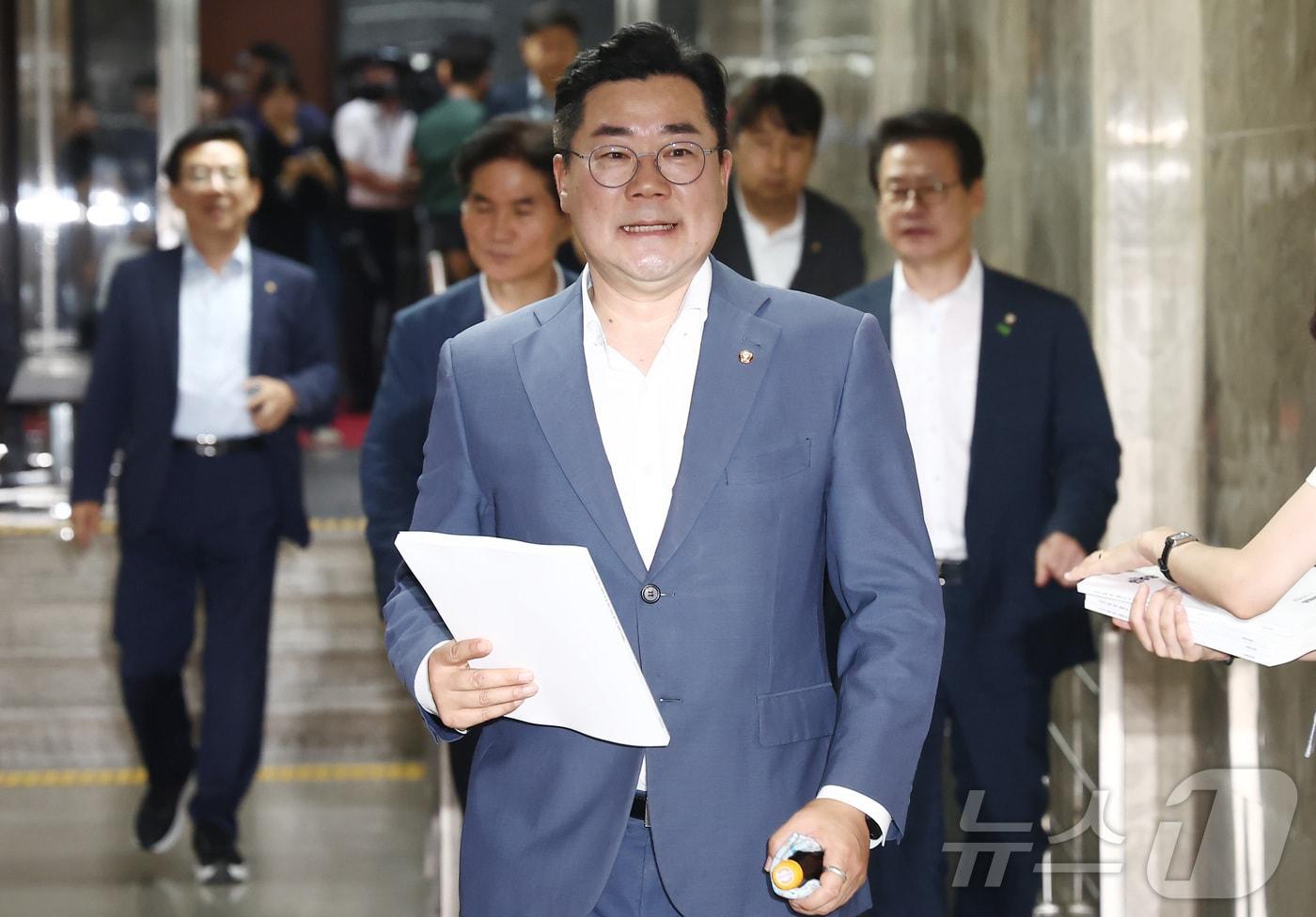 본문 이미지 - 박찬대 더불어민주당 당대표 직무대행 겸 원내대표가 11일 오후 서울 여의도 국회에서 열린 정책 의원총회에 참석하고 있다. 2024.7.11/뉴스1 ⓒ News1 김민지 기자