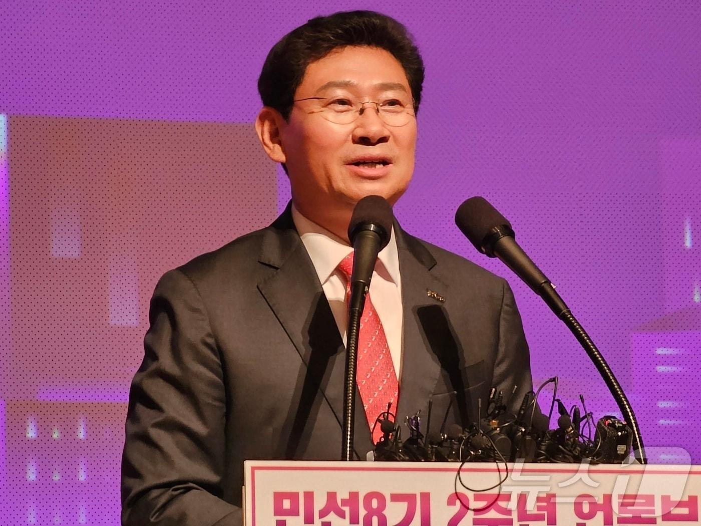 본문 이미지 - 이상일 용인시장이 11일 경기도 용인시청에서 가진 취임 2주년 언론 브리핑에서 지난 2년간의 성과와 광역시급 도시를 목표로 하는 공간계획 수립 등 시의 장기 발전 계획을 소개하고 있다. 2024.7.11/뉴스1 ⓒ News1 김평석 기자