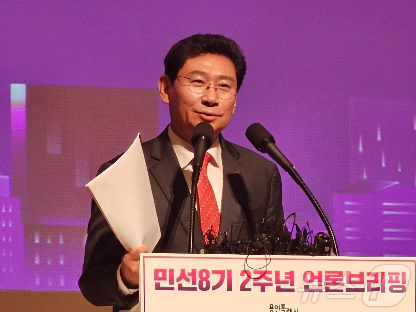 본문 이미지 - 이상일 용인시장이 11일 시청 에이스홀에서 가진 취임 2주년 언론 브리핑에서 지난 2년간의 성과와 광역시급 도시를 목표로 하는 공간계획 수립 등 시의 장기 발전 계획을 소개하고 있다.. ⓒ News1 김평석 기자