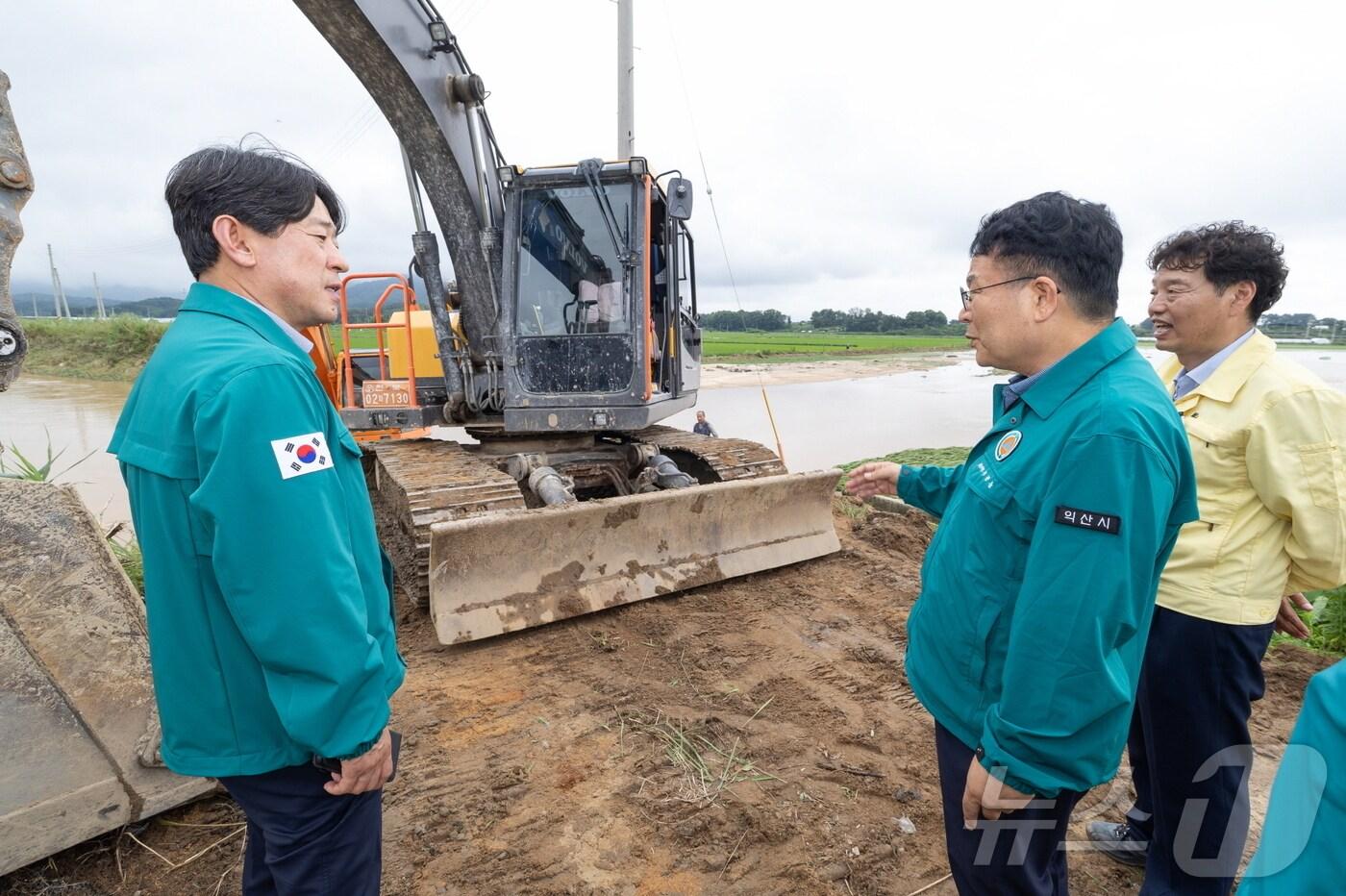 11일 정헌율 전북 익산시장이 폭우에 둑이 무너진 산북천 상류 제방 정비 현장을 찾은 모습(익산시 제공)