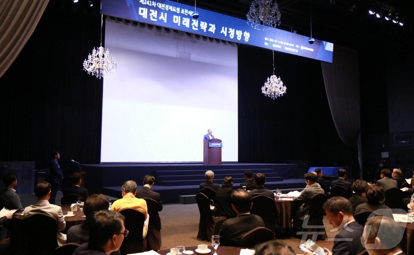 본문 이미지 - 정태희 대전상의 회장이 ‘제241차 대전경제포럼 조찬세미나’에서 인사말을 하고 있다. (대전상의 제공) /뉴스1