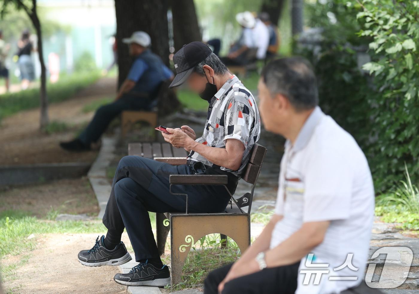 어르신들이 공원 의자에 앉아 있다. 2024.7.11/뉴스1 ⓒ News1 김영운 기자