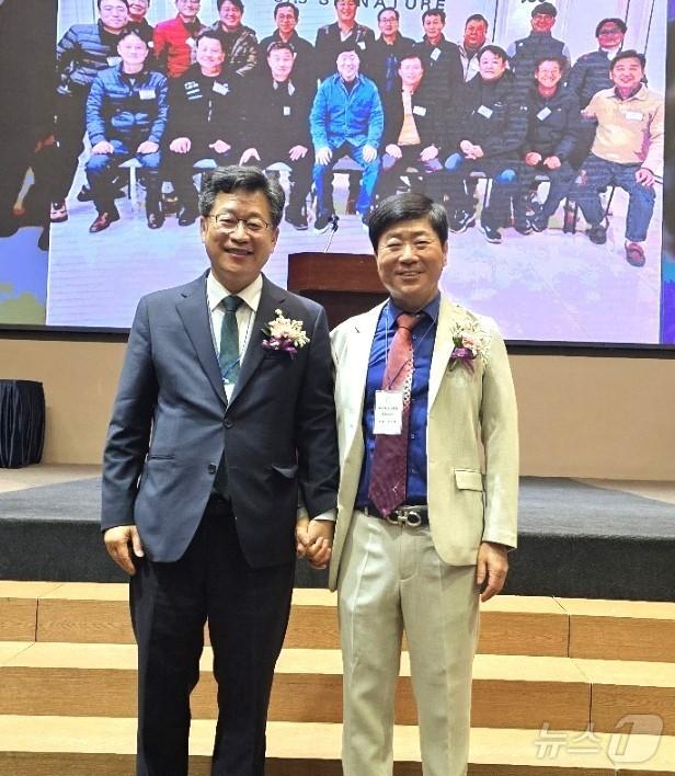 본문 이미지 - 지난 10일 새 전라고 총동창회장에 취임한 안호영 국회의원(왼쪽)과 최병선 전 동창회장이 기념사진을 촬영하고 있다.(전라고 총동문회 제공)/뉴스1