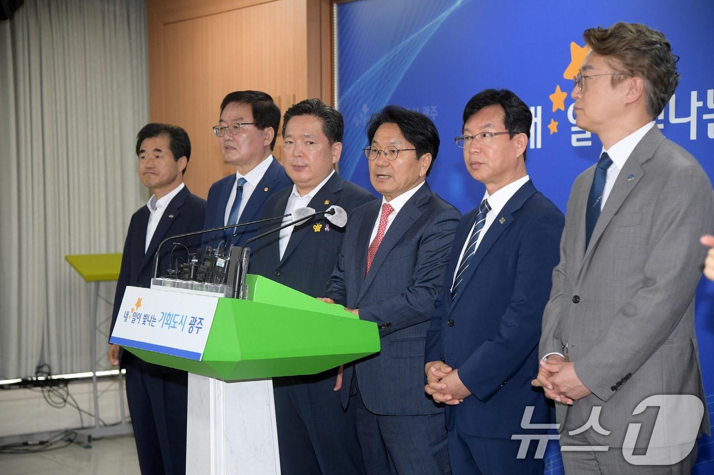 본문 이미지 - 강기정 광주시장(가운데)과 5개 자치구청장·부구청장의 모습. (광주시 제공)/뉴스1