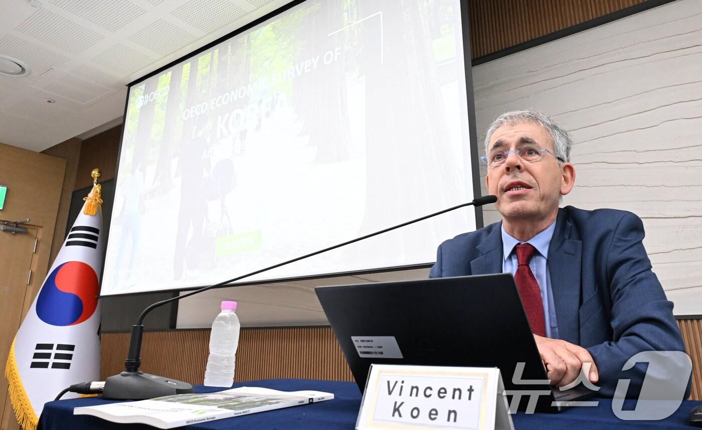본문 이미지 - 빈센트 코엔 OECD(경제협력개발기구) 국가분석실장이 11일 정부세종청사에서 OECD 2024 한국경제보고서 발표 관련 언론브리핑을 하고 있다. (기획재정부 제공) 2024.7.11/뉴스1