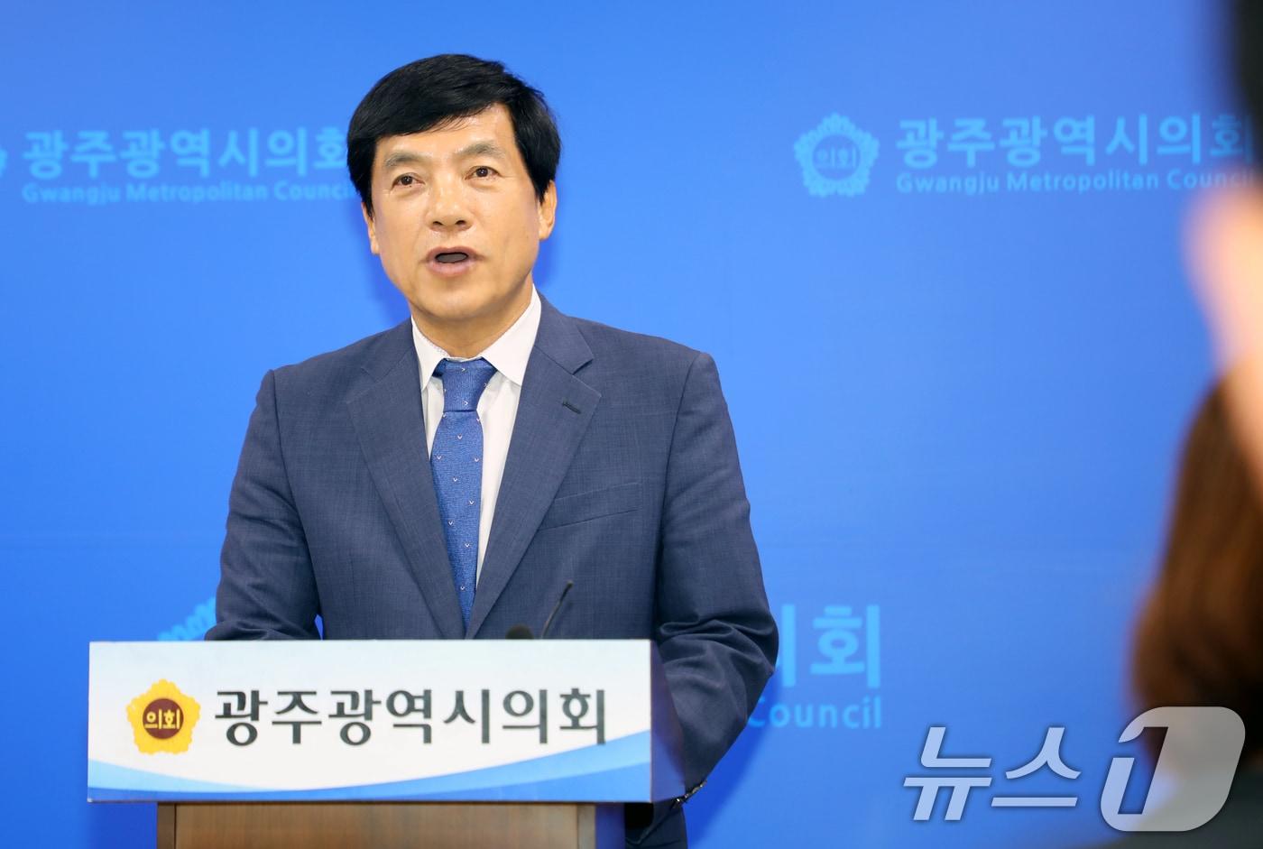 본문 이미지 - 더불어민주당 최고위원에 출마한 이성윤 의원(전북 전주을)이 11일 광주시의회 브리핑룸에서 기자회견을 열고 출마의 변을 밝히고 있다. 2024.7.11/뉴스1 ⓒ News1 이수민 기자