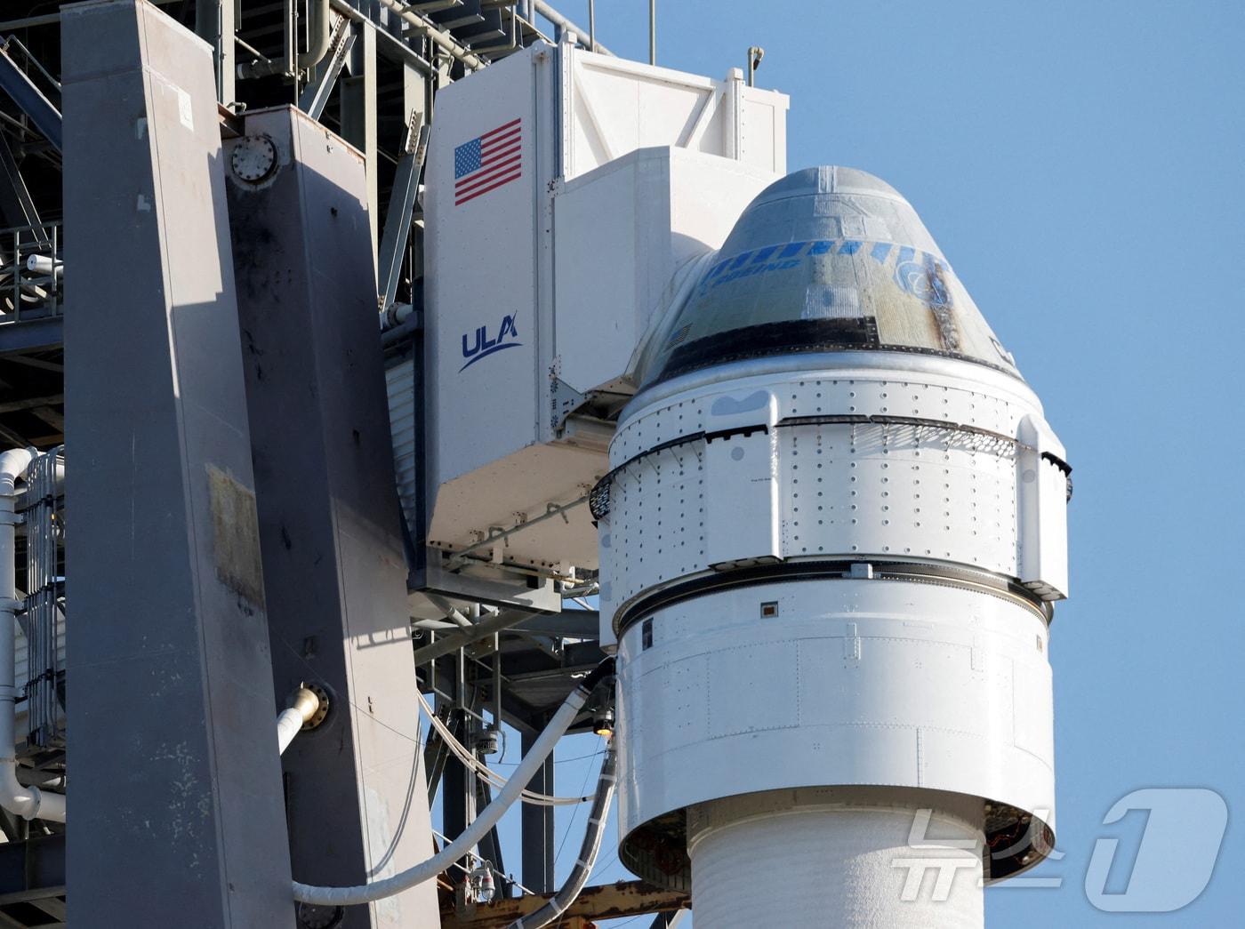 본문 이미지 - 미국 항공우주기업 보잉이 제작한 유인 우주선 '스타라이너'가 지난달 3일(현지시간) 미국 플로리다주 케이프커내버럴 우주군 기지에서 '아틀라스 V' 로켓에 탑재돼 발사를 기다리는 모습. 스타라이너는 지난달 5일 발사돼 이튿날 국제우주정거장(ISS)에 도착했다. 2024.06.03. ⓒ 로이터=뉴스1 ⓒ News1 김성식 기자