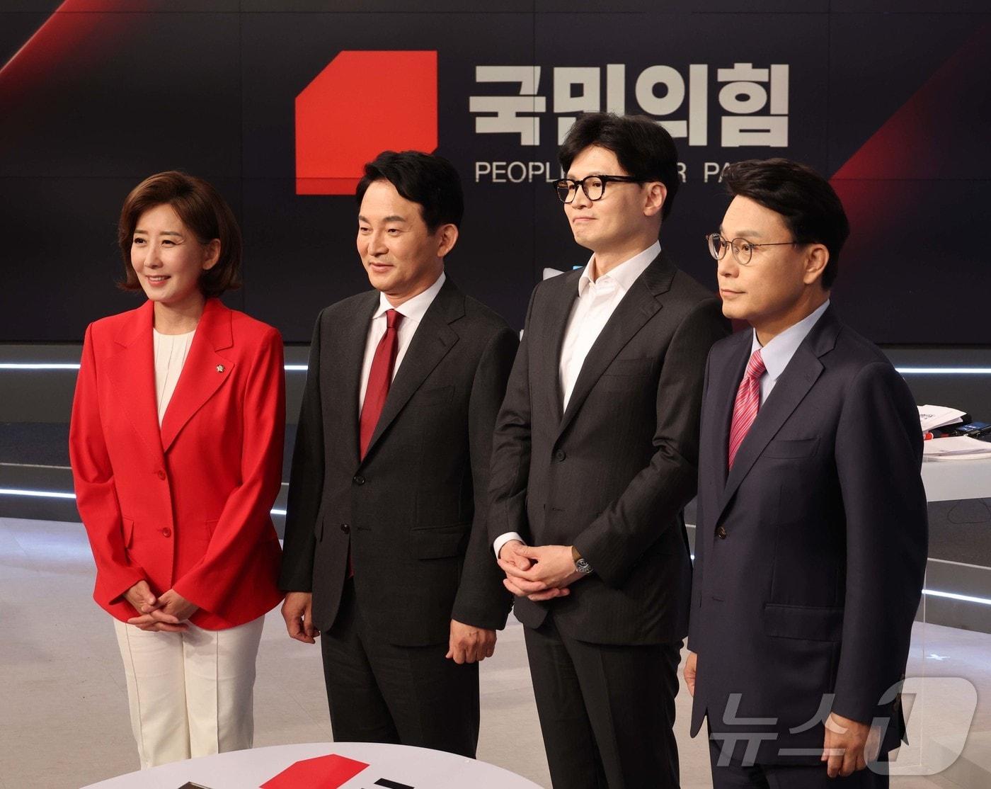 본문 이미지 - 나경원·원희룡·한동훈·윤상현(왼쪽부터) 국민의힘 당 대표 후보가 11일 서울 중구 MBN 스튜디오에서 열리는 2차 당대표 후보 방송토론회 시작에 앞서 기념촬영을 하고 있다. (국회사진취재단) 2024.7.11/뉴스1