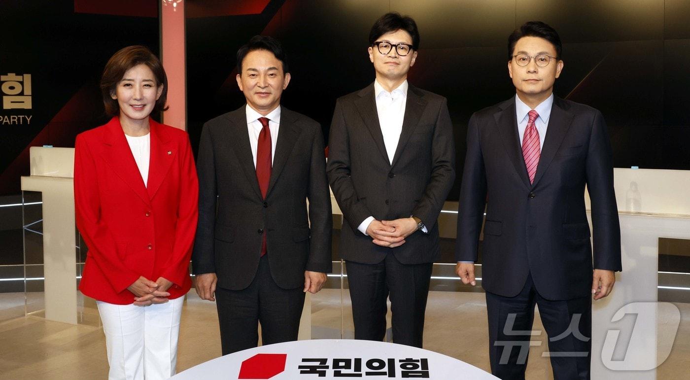 본문 이미지 - 나경원·원희룡·한동훈·윤상현(왼쪽부터) 국민의힘 당 대표 후보가 11일 서울 중구 MBN 스튜디오에서 열리는 2차 당대표 후보 방송토론회 시작에 앞서 기념촬영을 하고 있다. (국회사진취재단) 2024.7.11/뉴스1