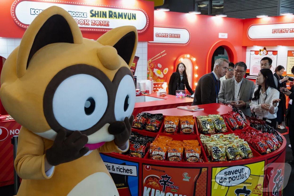 본문 이미지 - 지난 5월 24일&#40;현지시간&#41; 프랑스 파리 포르트 드 베르사유&#40;Porte de Versailles&#41;전시관에서 ‘코리아 엑스포 2024’ 박람회가 열려 방문객들이 농심 부스를 체험하고 있다. &#40;자료사진&#41; 2024.5.24/뉴스1 ⓒ News1 이준성 기자