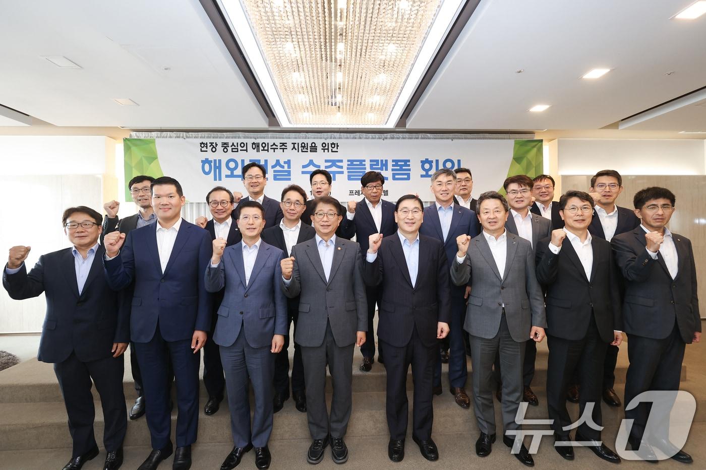 본문 이미지 - 박상우 국토교통부 장관이 서울 중구 을지로 프레지던트 호텔에서 열린 해외건설 수주 플랫폼 간담회에서 해외건설업계 대표와 관련 공공기관, 유관협회 관계자들과 기념 촬영을 하고 있다. (국토교통부 제공) 2024.7.11/뉴스1