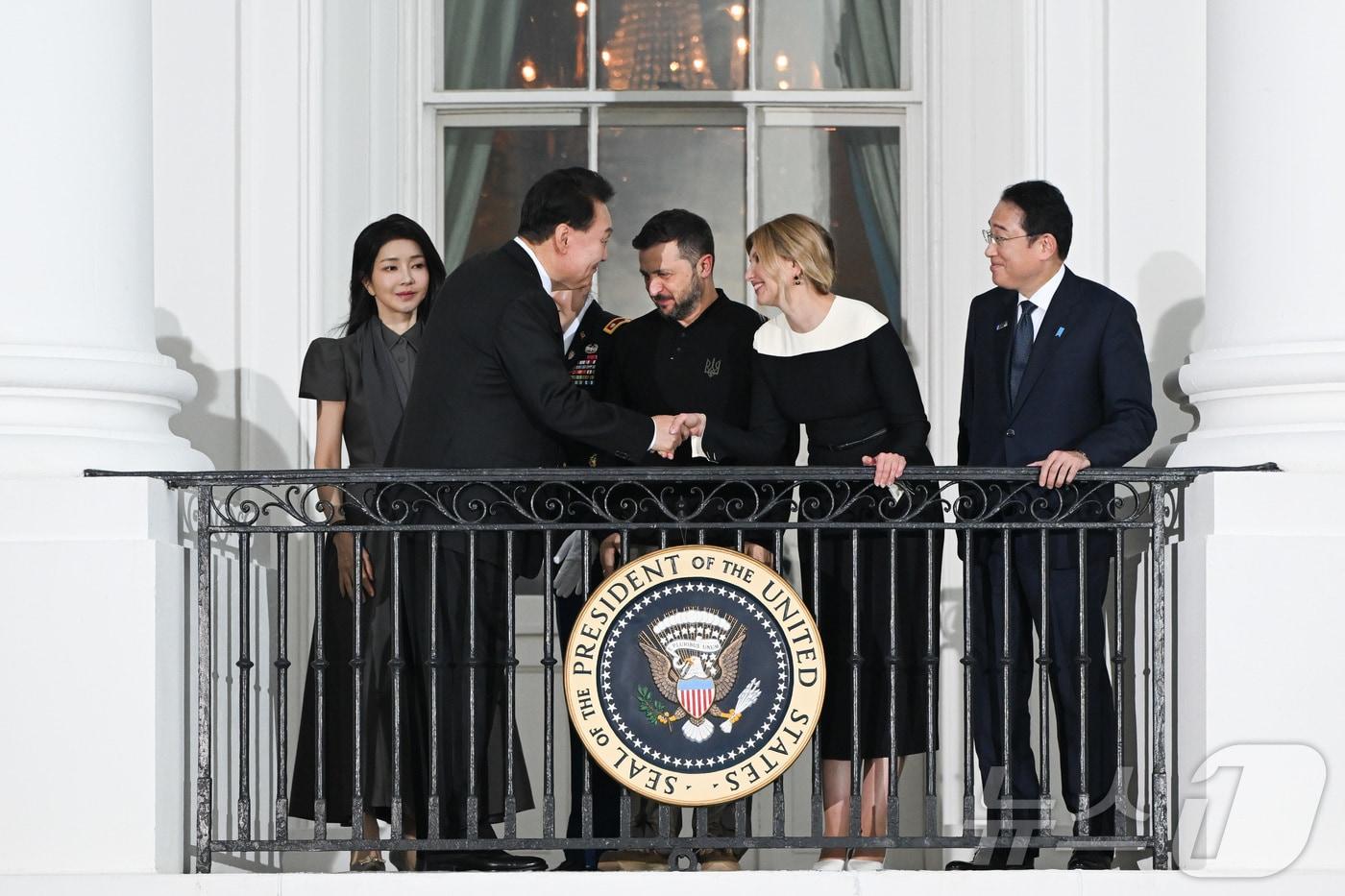 윤석열 대통령과 김건희 여사가 10일(현지시간) 워싱턴DC 백악관에서 열린 공식 환영 만찬 리셉션에 참석해 발코니에서 볼로디미르 젤렌스키 우크라이나 대통령과 올레나 젤렌스카 여사와 인사하고 있다. (대통령실 제공) 2024.07.11/뉴스1 ⓒ News1 송원영 기자