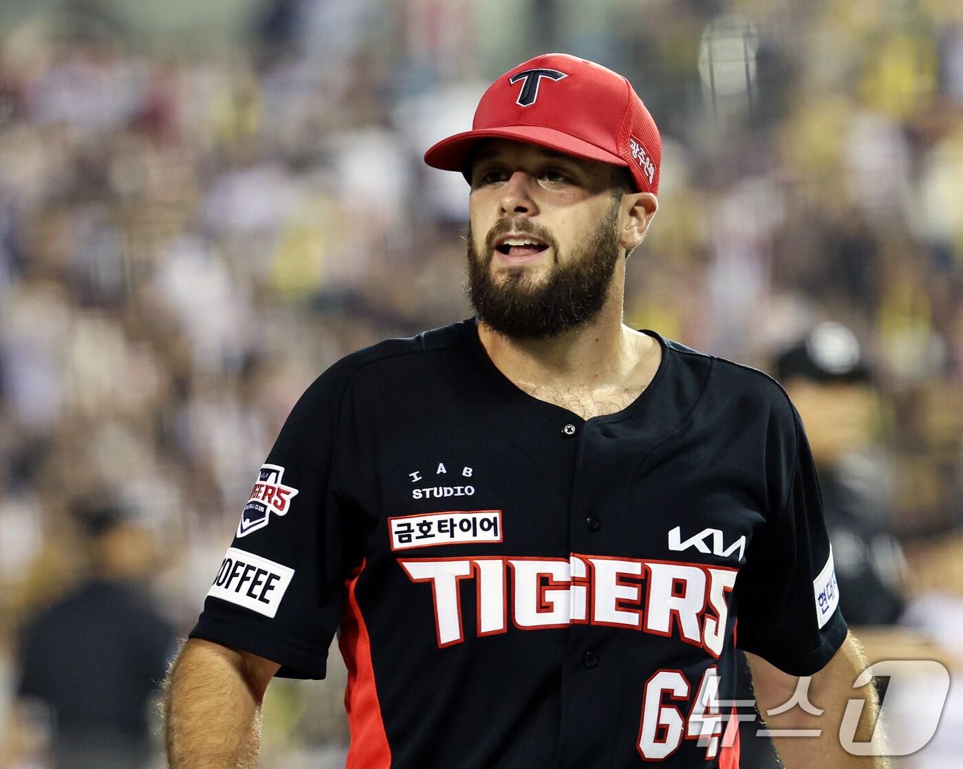 본문 이미지 - 11일 오후 서울 송파구 잠실야구장에서 열린 프로야구 &#39;2024 신한 SOL 뱅크 KBO리그&#39; KIA타이거즈와 LG트윈스의 경기에서 KIA 선발투수 알드레드가 7회말 장현식과 교체되며 마운드를 내려오고 있다. 2024.7.11/뉴스1 ⓒ News1 구윤성 기자