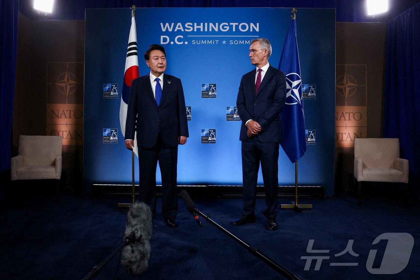 본문 이미지 - 윤석열 대통령이 11일(현지시간) 오전 제75회 북대서양조약기구(NATO·나토) 정상회의가 열리는 미국 워싱턴컨벤션센터(WCC)에서 옌스 스톨텐베르그 나토 사무총장과 만나 양자 회담을 하고 있다. 2024.07.11/뉴스1 ⓒ 로이터=뉴스1 ⓒ News1 정지형 기자