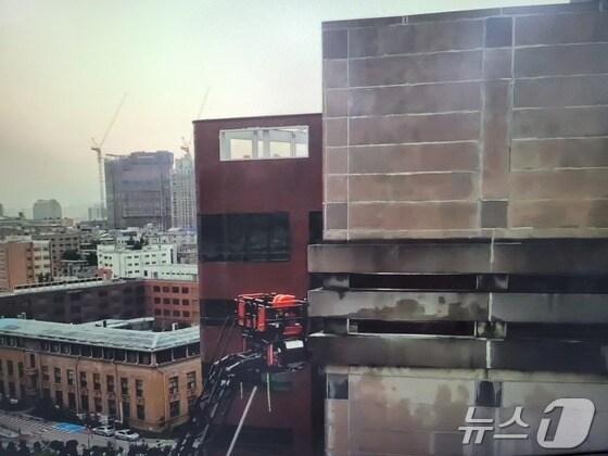 본문 이미지 -  11일 오후 5시12분 대전 중구 대흥동 KB손해보험빌딩 인근 주차타워 지하에서 불이 나 소방당국이 사다리차로 진압에 나선 모습. (대전소방본부 제공)/뉴스1