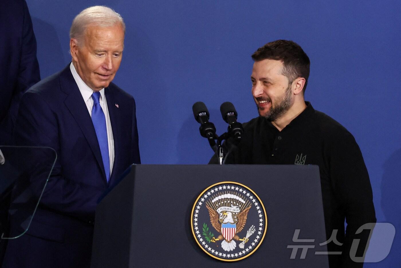 본문 이미지 - 11일(현지시간) 조 바이든 미국 대통령(왼쪽)과 볼로디미르 젤렌스키 우크라이나 대통령이 미국 워싱턴DC에서 열린 북대서양조약기구(NATO·나토) 정상회의 75주년을 계기로 만남을 갖고 있다. 2024.07.11/뉴스1 ⓒ 로이터=뉴스1 ⓒ News1 조소영 기자