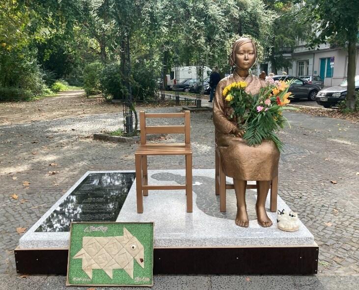 본문 이미지 - 2020년 9월 독일 베를린시 미테구에 설치된 위안부 소녀상의 모습(엑스 ' Korea Verband' 갈무리). 2020.09.29.