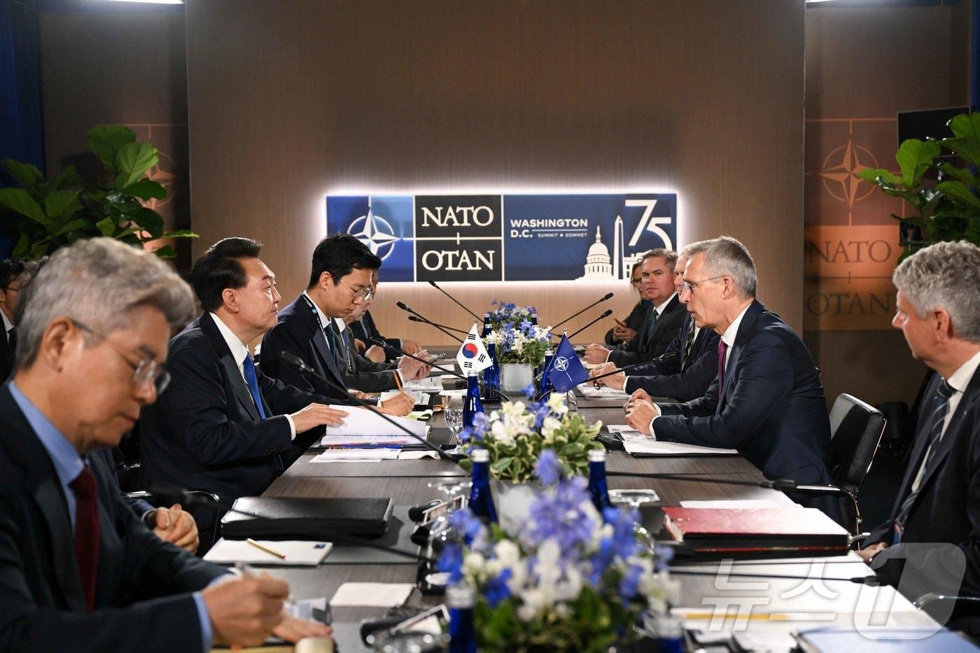 본문 이미지 - 윤석열 대통령이 11일(현지시간) 북대서양조약기구(NATO·나토) 정상회의가 열린 미국 워싱턴DC 월터 E. 워싱턴 컨벤션센터에서 옌스 스톨텐베르그 나토 사무총장과 면담하고 있다. (대통령실 제공) 2024.7.12/뉴스1 ⓒ News1 박지혜 기자
