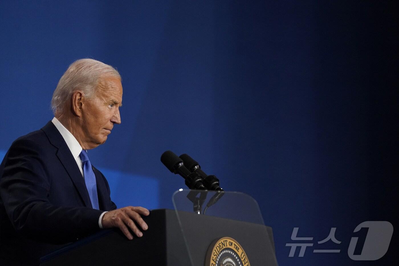 11일(현지시간) 미국 워싱턴에서 나토 75주년 정상회의 이후 열린 단독 기자회견에서 바이든 대통령이 기자의 질문에 답하는 모습이다. 바이든은 회견에서 사퇴의사가 없음을 표명했다.2024.07.12/ ⓒ 로이터=뉴스1 ⓒ News1 이강 기자