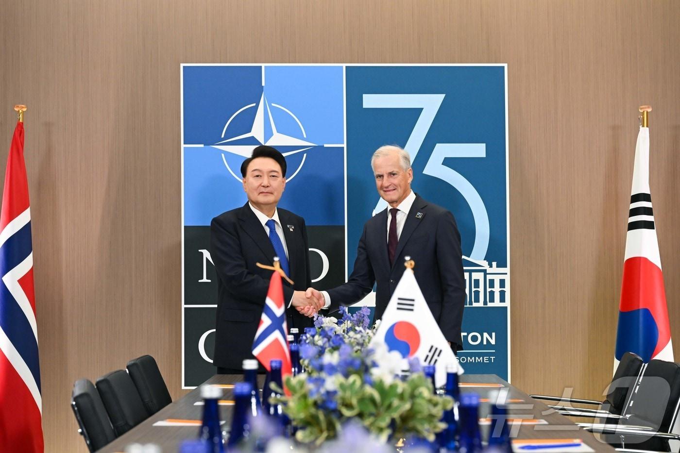 본문 이미지 - 윤석열 대통령이 10일(현지시간) 북대서양조약기구(NATO·나토) 정상회의가 개최된 미국 워싱턴DC 월터 E. 워싱턴 컨벤션센터에서 열린 한-노르웨이 정상회담에서 요나스 가르 스퇴르 노르웨이 총리와 악수하고 있다. (대통령실 제공) 2024.7.12/뉴스1 ⓒ News1 박지혜 기자