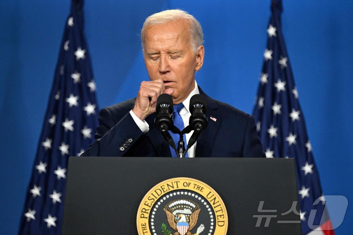 본문 이미지 - 조 바이든 미국 대통령이 11일 (현지시간) 워싱턴의 월터 E . 워싱턴 컨벤션 센터에서 나토 정상회의 폐막 기자회견 중 기침을 하고 있다. 2024.07.12 ⓒ AFP=뉴스1 ⓒ News1 우동명 기자