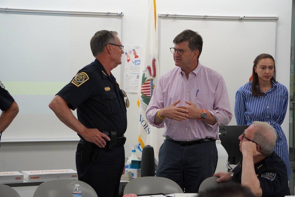 본문 이미지 - 대표 친한파 의원인 브래드 슈나이더 의원이 일리노이 연방하원으로는 두 번째 바이든 사퇴를 촉구하고 나섰다.사진은 지난 2일&#40;현지시간&#41; 레이크 포레스트 경찰서를 방문한 슈나이더 의원&#40;슈나이더 의원 페이스북 갈무리&#41;. 2024.07.02.