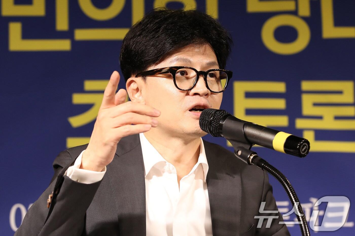 본문 이미지 - 한동훈 국민의힘 당대표 후보가 12일 오전 대구 남구 이천동 대구아트파크에서 열린 아시아포럼21 초청토론회에 참석해 취재진 질문에 답하고 있다. 2024.7.12/뉴스1 ⓒ News1 공정식 기자