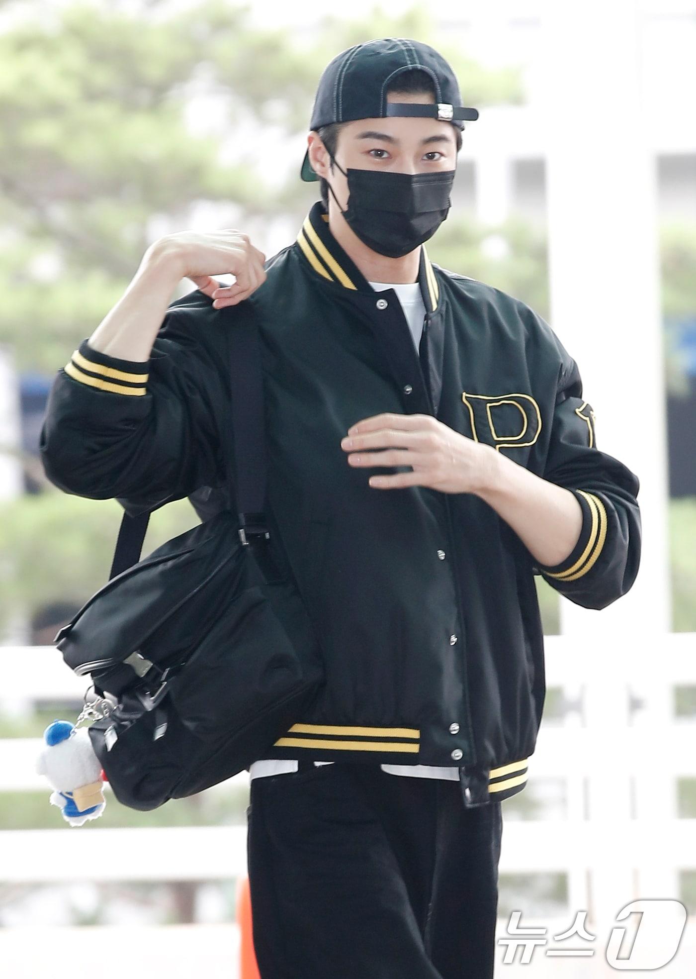 본문 이미지 - 배우 변우석이 해외 일정을 위해 12일 인천국제공항을 통해 홍콩으로 출국하고 있다. 2024.7.12/뉴스1 ⓒ News1 권현진 기자