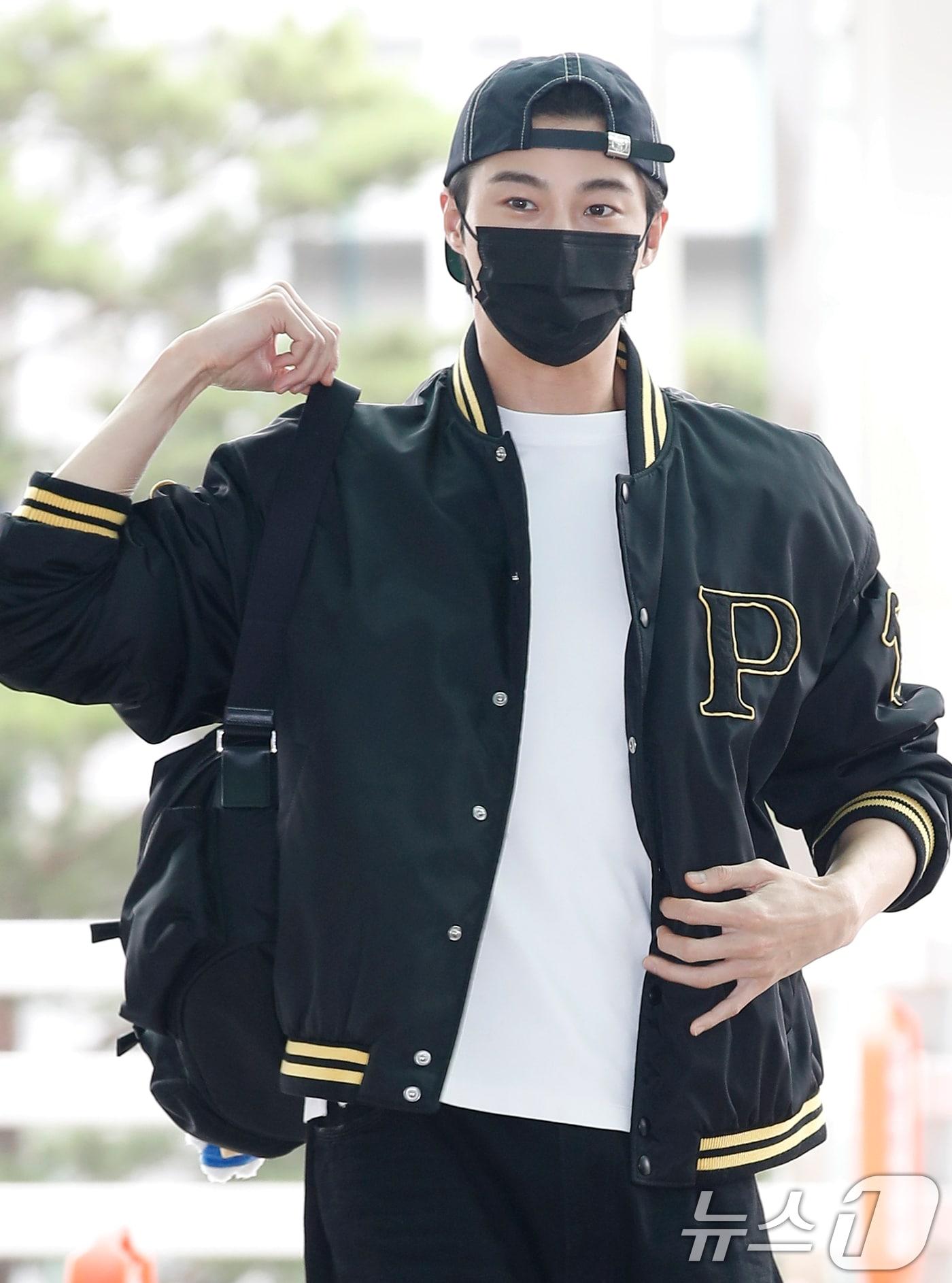 본문 이미지 - 배우 변우석이 해외 일정을 위해 12일 인천국제공항을 통해 홍콩으로 출국하고 있다. 2024.7.12/뉴스1 ⓒ News1 권현진 기자