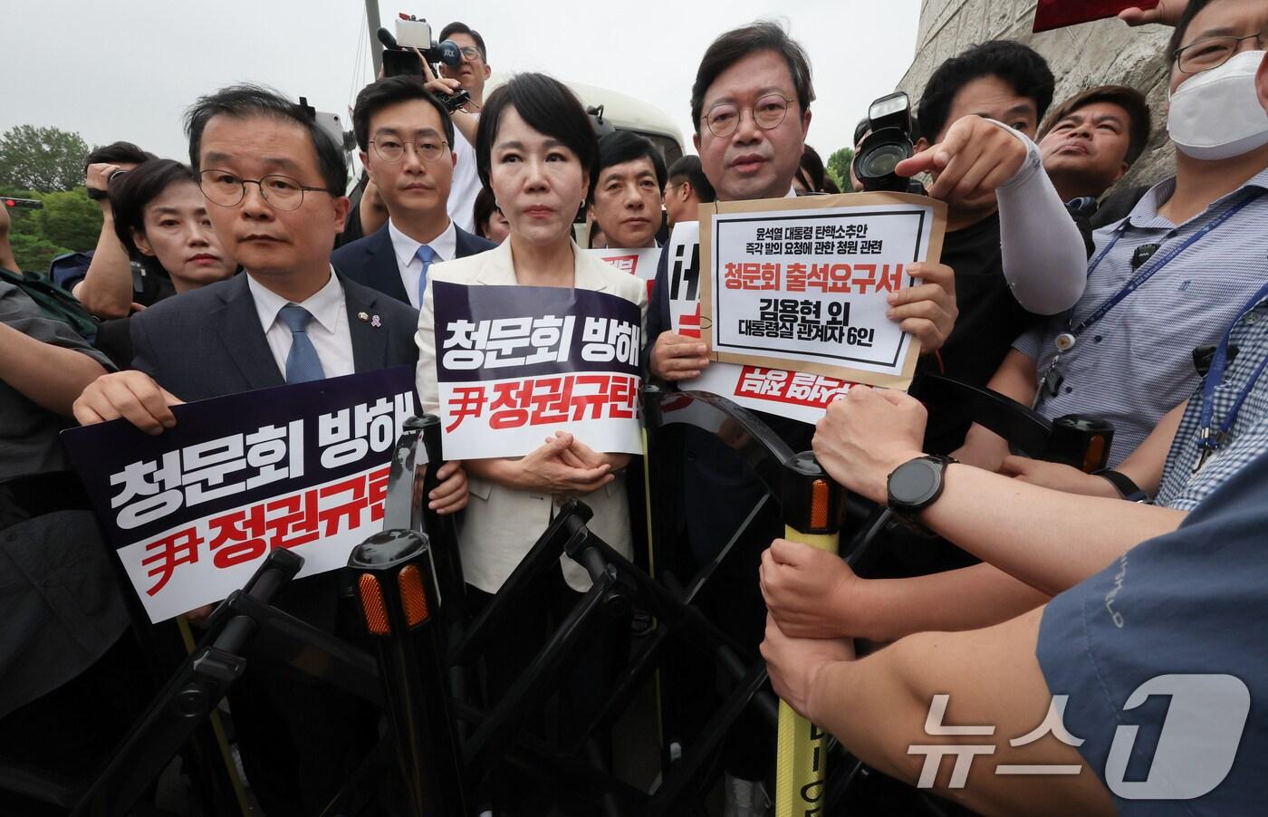 전현희, 김승원, 이건태, 장경태, 이성윤, 박은정 등 국회 야당 법사위원들이 12일 윤석열 대통령 탄핵 국민청원 청문회 추진 관련 대통령실에 증인출석요구서 수령을 촉구하며 서울 용산 대통령실을 항의 방문하던 중 경찰과 실랑이를 벌이고 있다. (공동취재) 2024.7.12/뉴스1 ⓒ News1 유승관 기자