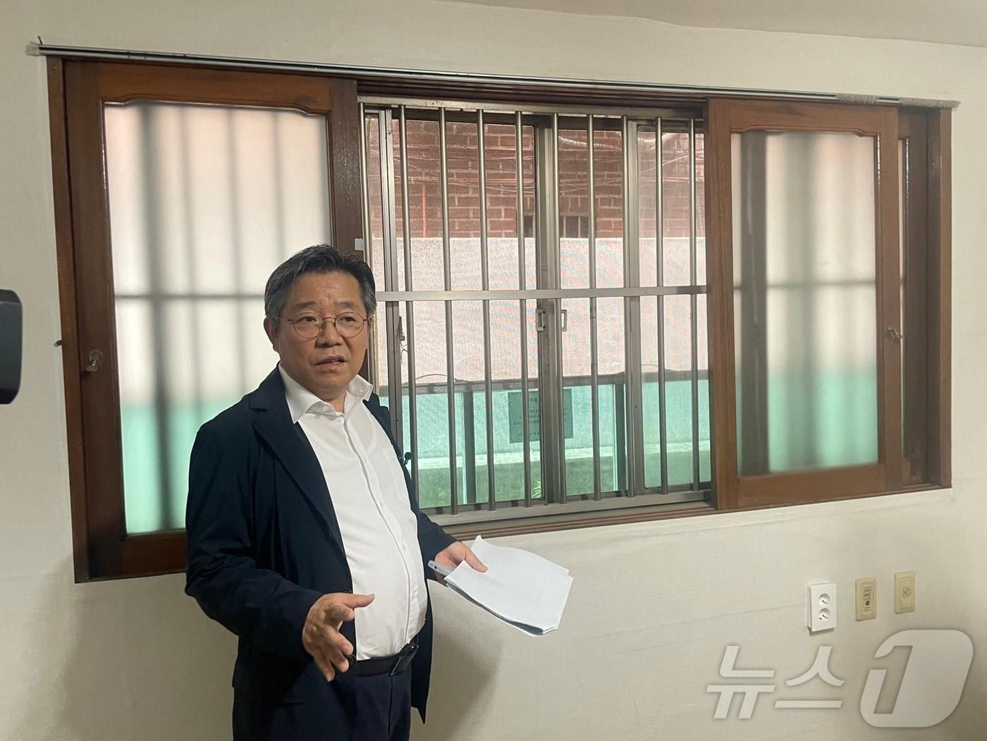 본문 이미지 - 서울 관악구 신림동의 한 반지하 주택에서 김헌동 SH공사 사장이 취재진을 만나고 있다. 2024.7.12./뉴스1