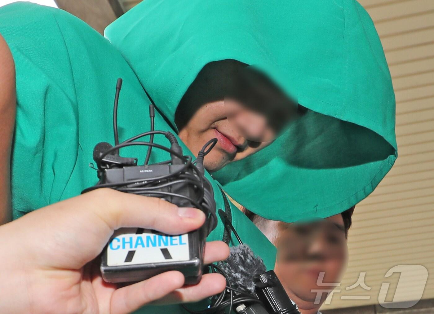 본문 이미지 - 태국 파타야에서 공범 2명과 함께 한국인 관광객을 납치 살해한 혐의를 받는 피의자 A 씨(27)가 12일 오후 경남 창원 성산구 창원지방법원에서 열린 구속 전 피의자 심문(영장실질심사)에 출석하고 있다. 2024.7.12/뉴스1 ⓒ News1 윤일지 기자