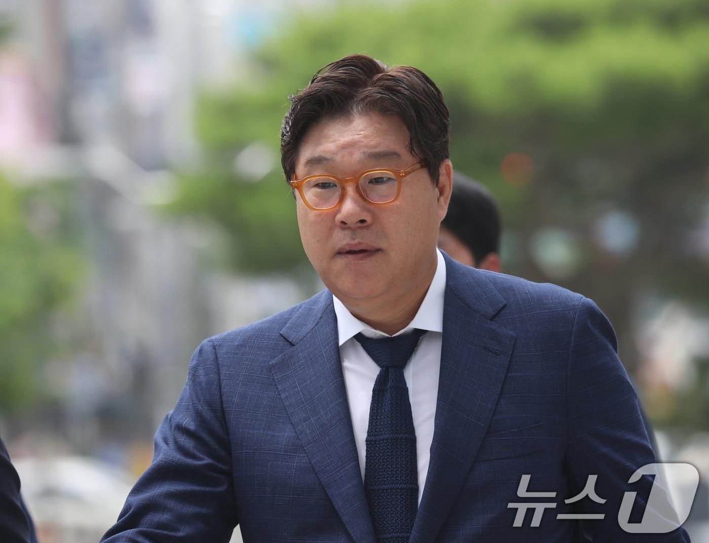 본문 이미지 - 대북송금 관련 혐의로 기소된 김성태 전 쌍방울그룹 회장이 12일 오후 경기 수원시 영통구 수원지방법원에서 열린 선고 공판에 출석하고 있다. 2024.7.12/뉴스1 ⓒ News1 김영운 기자