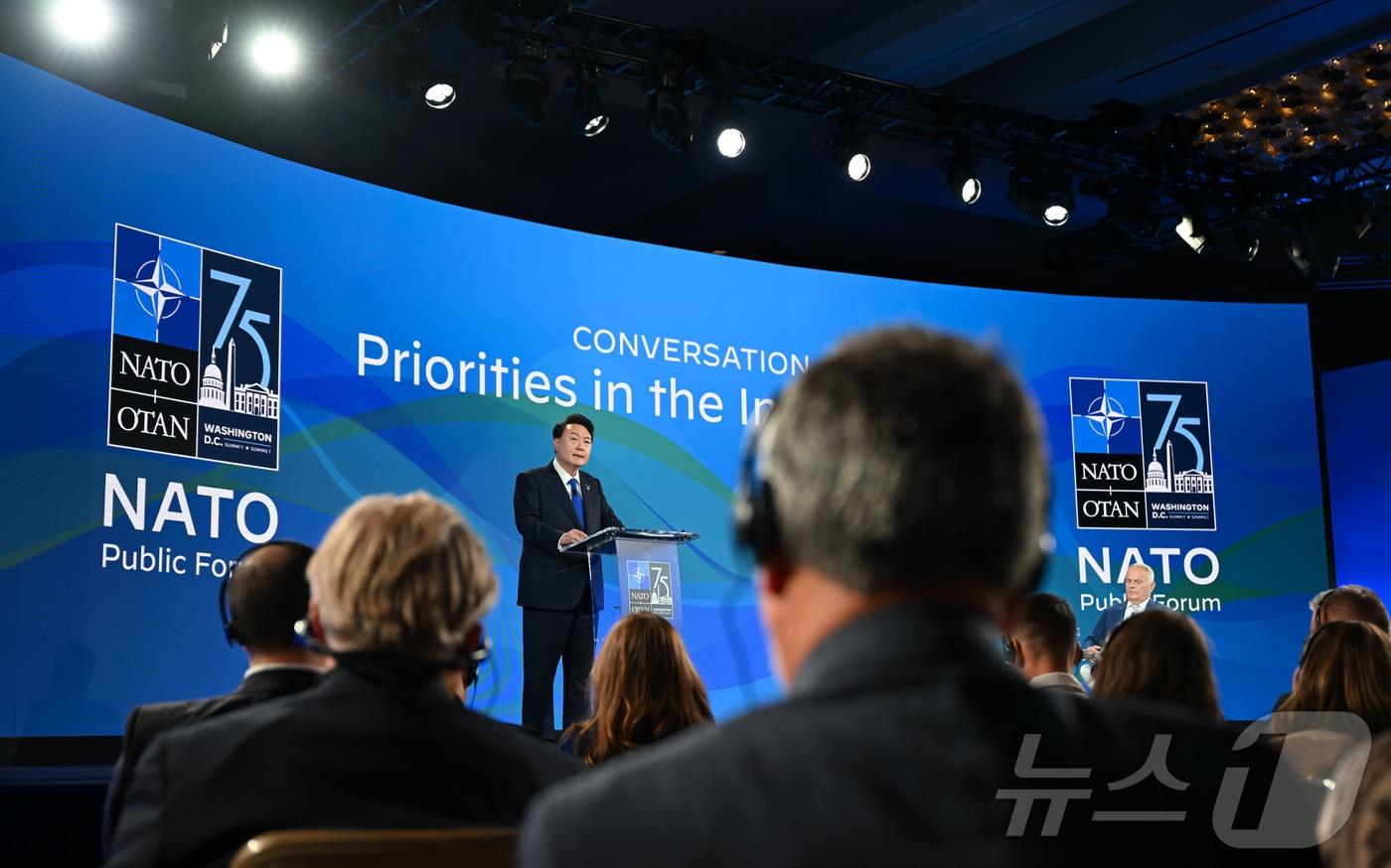 윤석열 대통령이 11일(현지시간) 미국 워싱턴DC 메리어트 마르퀴스 호텔에서 열린 나토 퍼블릭포럼 인도·태평양 세션에서 기조연설하고 있다. 나토 퍼블릭포럼은 나토가 유럽과 미국의 5개 싱크탱크와 공동 주최하는 공공외교 행사로, 한국 정상이 나토 퍼블릭포럼에서 연설하는 건 윤 대통령이 처음이다. (대통령실 제공) 2024.7.12/뉴스1 ⓒ News1 박지혜 기자