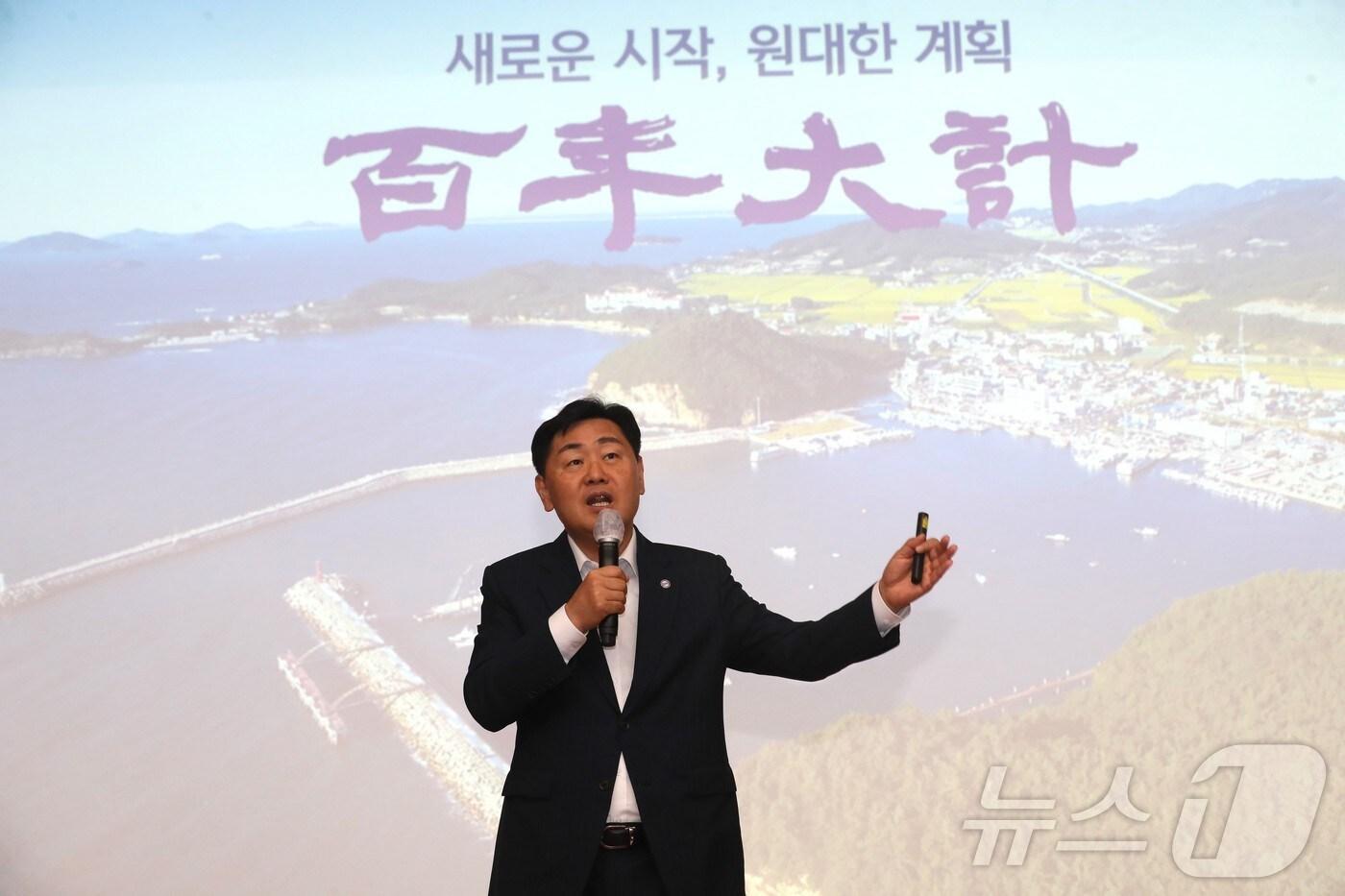 본문 이미지 - 김관영 전북특별자치도지사가 12일 ‘민심을 듣고, 민생을 살리겠습니다’라는 주제로 부안군을 방문하고 지역 주민들과 소통의 시간을 가졌다. 김 지사가 부안군청 대강당에서 주민들에게 도정운영 방침을 설명하고 있다.(부안군 제공)2024.7.12/뉴스1