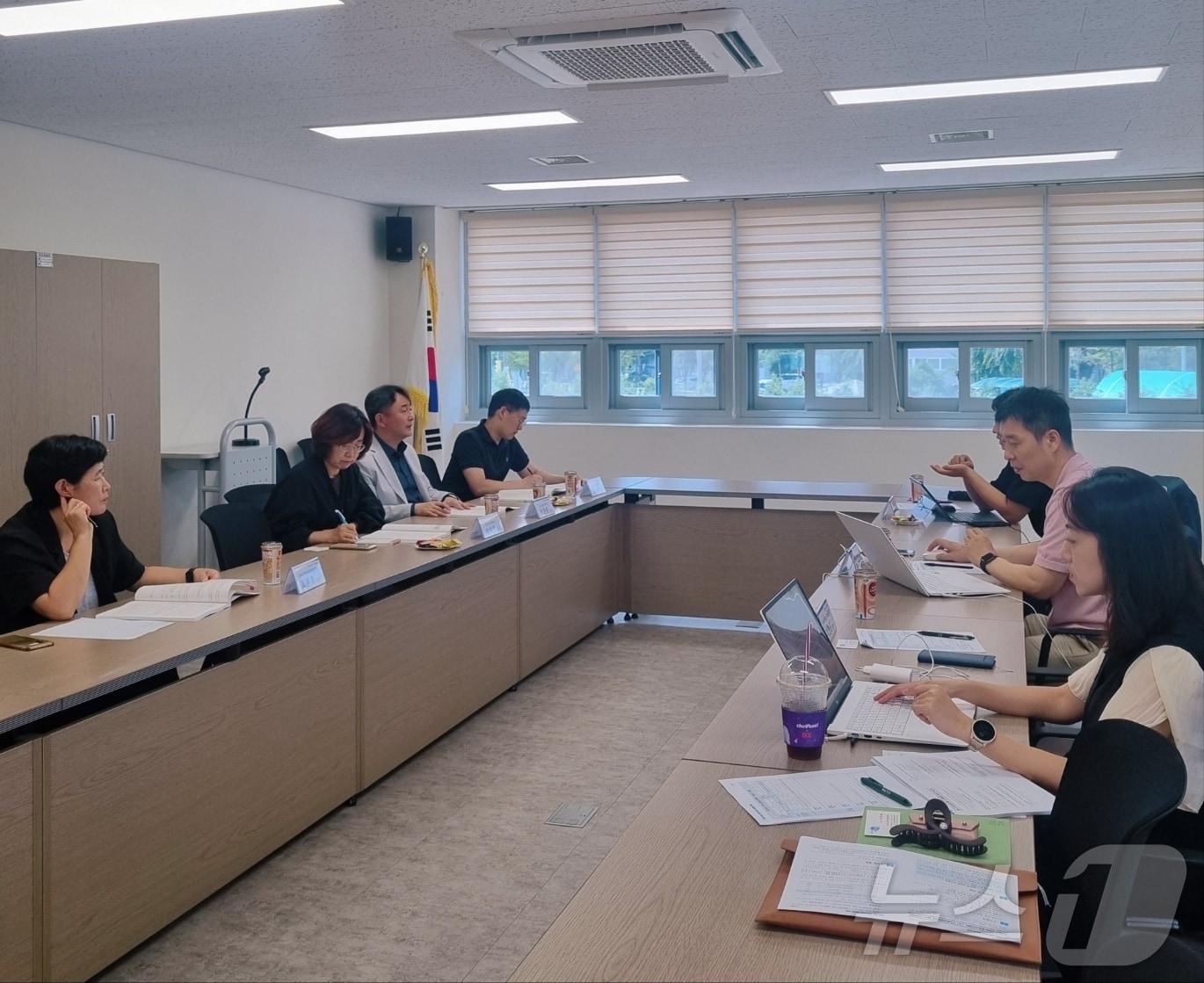 본문 이미지 - 12일 전북자치도사회서비스원이 장수군 여성청소년문화센터에서 시군의 지역사회보장계획 역량 강화를 위한 컨설팅을 진행했다.(서비스원제공)2024.7.12/뉴스1