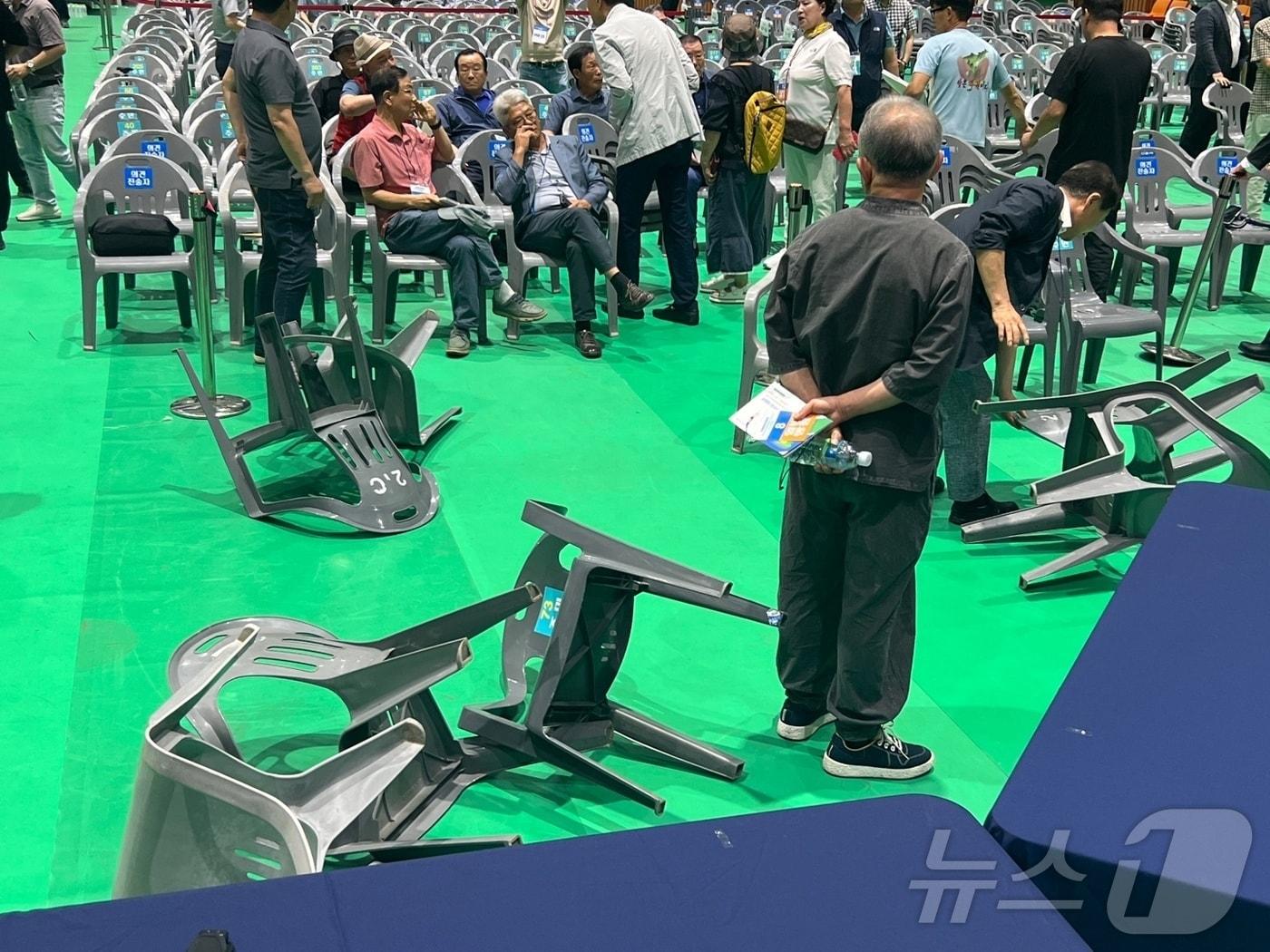 본문 이미지 - 12일 오후 전남 영광스포티움 보조경기장에서 열린 한빛원전 1·2호기 수명연장 첫 주민공청회에서 주민들이 반발하고 있다. (독자제공) 2024.7.12/뉴스1 ⓒ News1