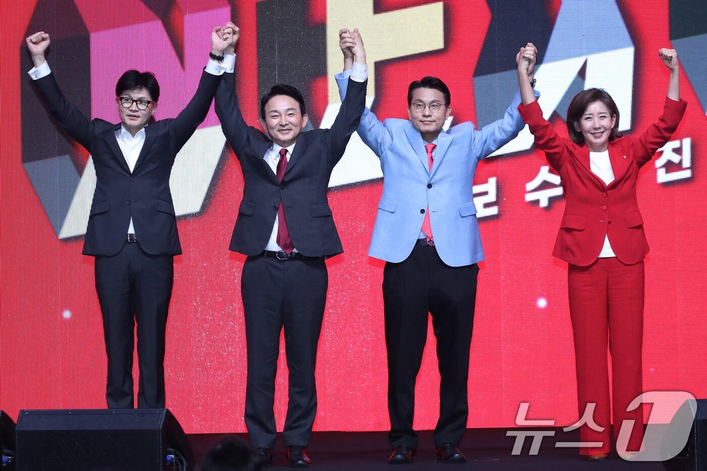 본문 이미지 - 한동훈(왼쪽부터), 원희룡, 윤상현, 나경원 국민의힘 당대표 후보가 12일 오후 대구 엑스코에서 열린 제4차 전당대회 대구·경북 합동연설회에서 손을 맞잡아 들어보이며 당원들에게 인사하고 있다. 2024.7.12/뉴스1 ⓒ News1 이광호 기자
