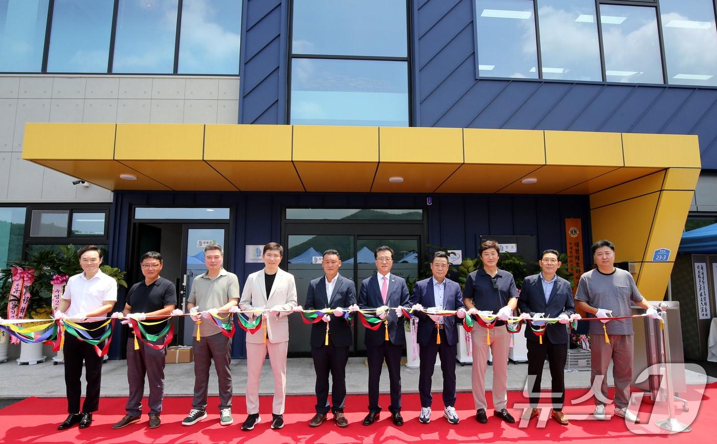 12일 충남 금산 복수면 아성산업개발 본사 준공식 및 창립 10주년 기념식에서 현민우 아성산업개발 대표(대전탁구협회장, 왼쪽 다섯 번째), 유승민 대한탁구협회장(IOC 선수위원. 왼쪽 네 번째), 조원휘 대전시의장(오른쪽 다섯 번째) 등 내빈들이 테이프 커팅식을 하고 있다. 2024.7.12/뉴스1 ⓒ News1 김기태 기자