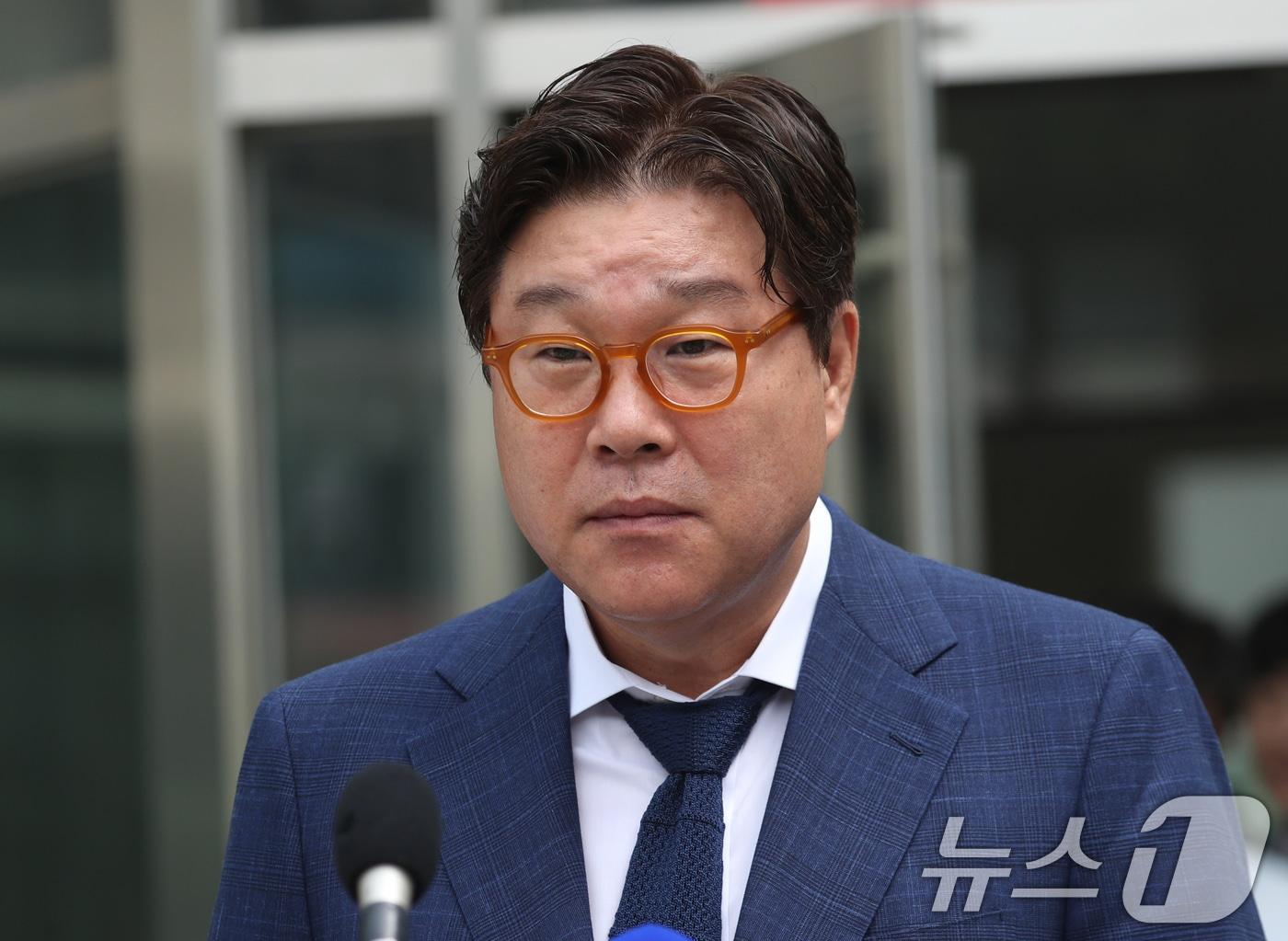 본문 이미지 - 대북송금 관련 혐의로 기소된 김성태 전 쌍방울그룹 회장이 12일 오후 경기 수원시 영통구 수원지방법원에서 열린 선고 공판을 마치고 나와 취재진의 질문에 답하고 있다. 2024.7.12/뉴스1 ⓒ News1 김영운 기자