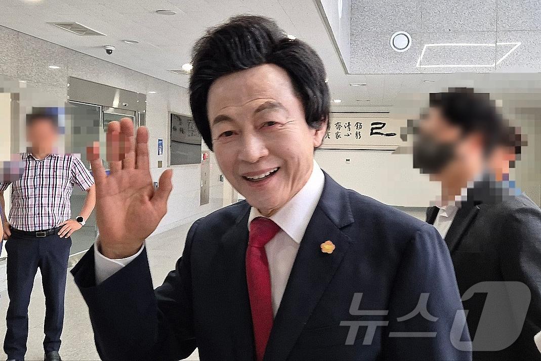 본문 이미지 - '신도 성추행 혐의'를 받는 허경영 국가혁명당 명예대표가 12일 경찰 조사를 받기 위해 경기북부경찰청에 출석하고 있다. 허 대표는 이날 취재진에게 "혐의를 전면 부인한다"는 입장을 밝혔다. 2024.7.12/뉴스1 ⓒ News1 양희문 기자