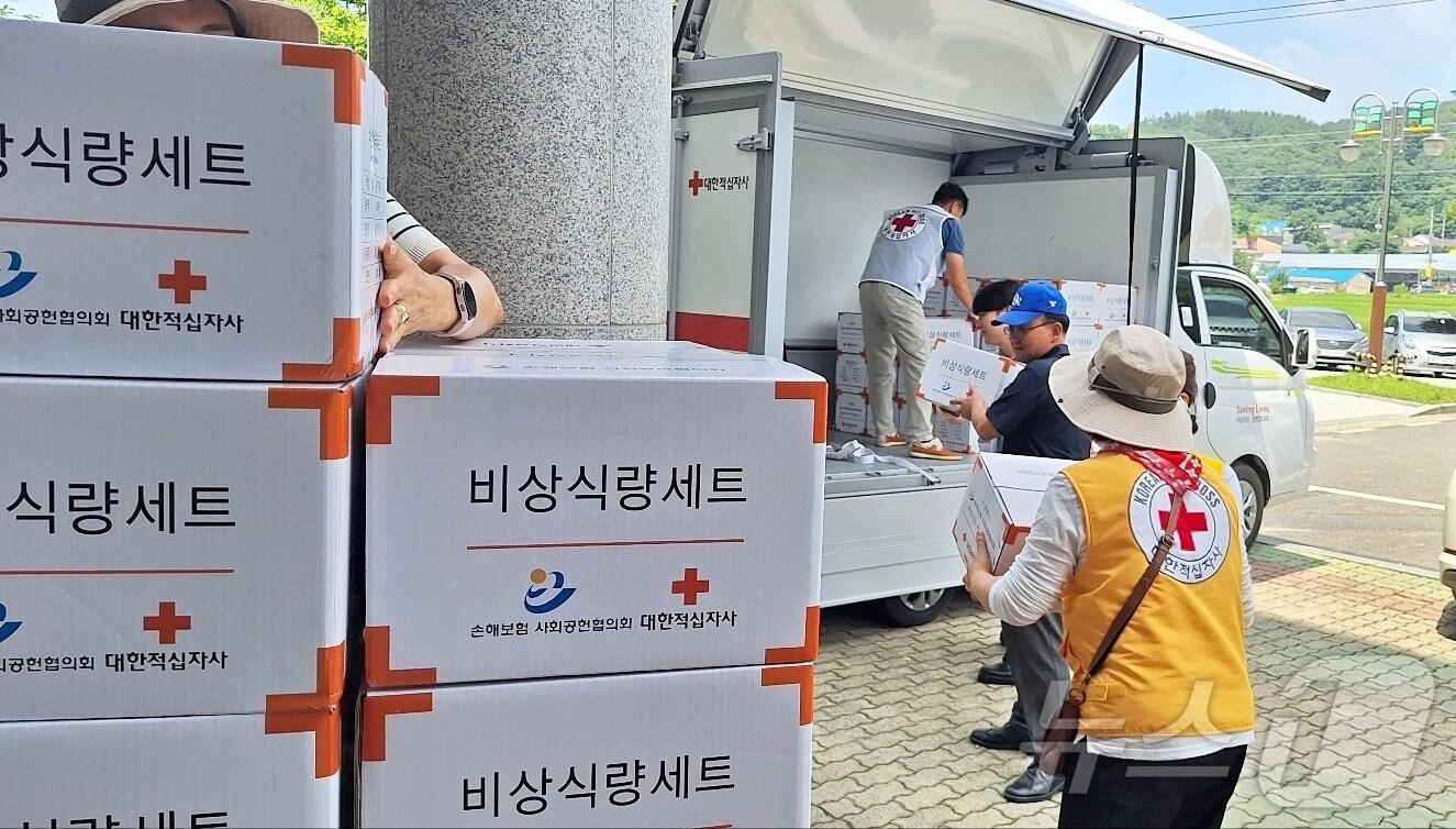 본문 이미지 - 대전세종적십자가 대전 용촌동 이재민을 위한 비상식량 세트를 전달하고 있다. (대전세종적십자 제공)/뉴스1