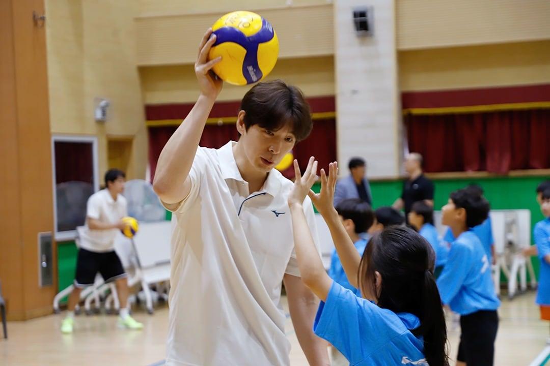 본문 이미지 - 유망주들을 지도하고 있는 대한항공 주장 한선수 (대한항공 배구단 제공)