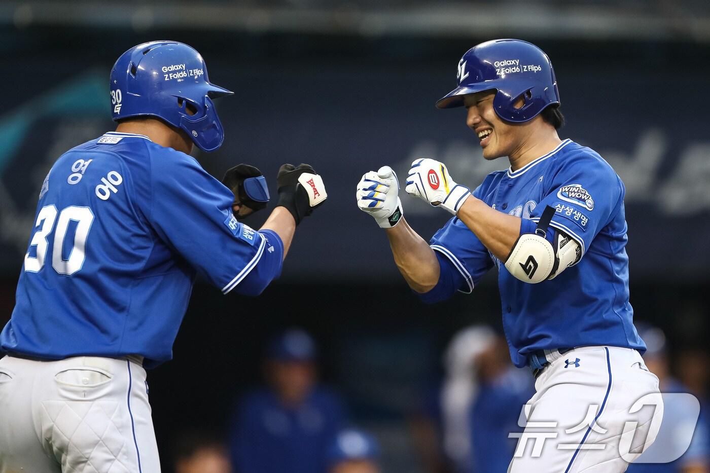 12일 서울 송파구 잠실야구장에서 열린 프로야구 '2024 신한 SOL 뱅크 KBO리그' 삼성 라이온즈와 두산 베어스의 경기에서 3회초 삼성 공격 2사 1루 상황 이성규가 투런 홈런을 날린 후 김영웅과 주먹을 맞대고 있다. 2024.7.12/뉴스1 ⓒ News1 유승관 기자