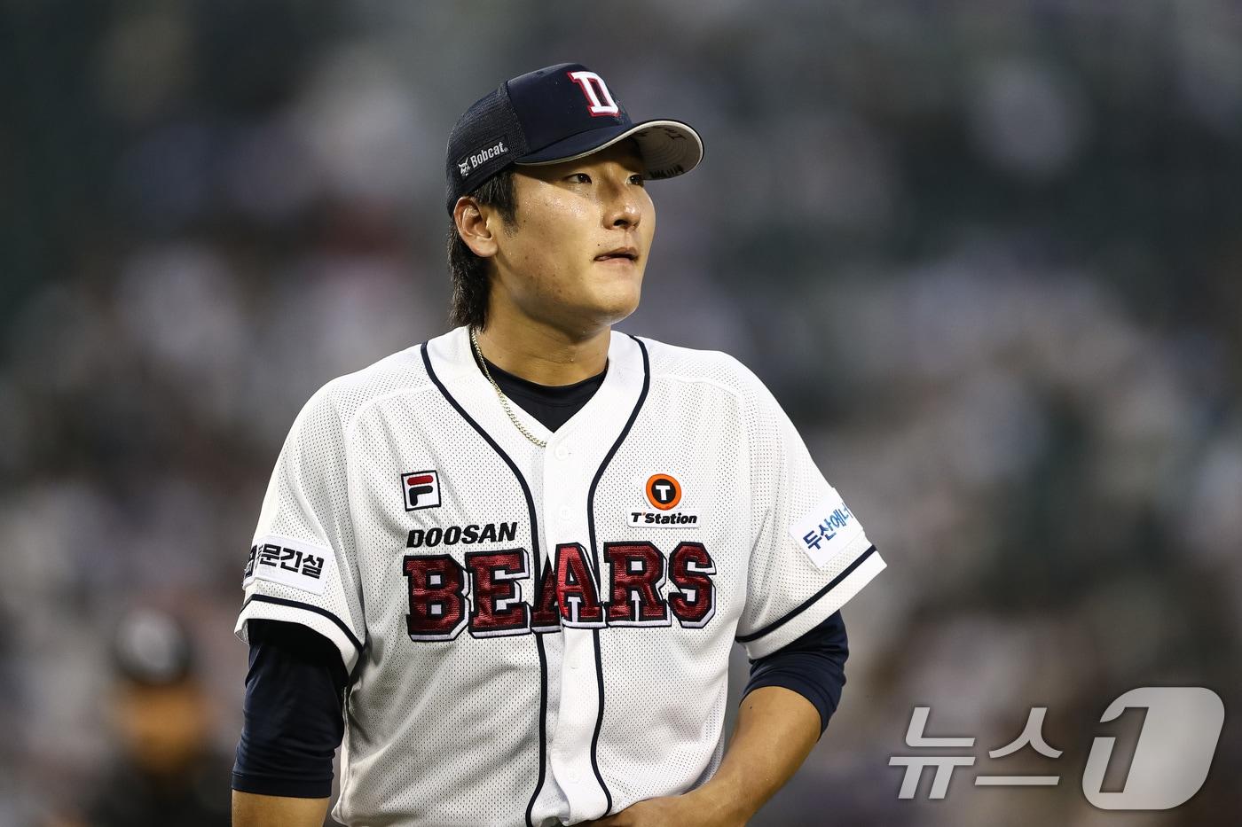 12일 서울 송파구 잠실야구장에서 열린 프로야구 '2024 신한 SOL 뱅크 KBO리그' 삼성 라이온즈와 두산 베어스의 경기에서 4회초 두산 선발 곽빈이 마운드를 내려오고 있다. 2024.7.12/뉴스1 ⓒ News1 유승관 기자