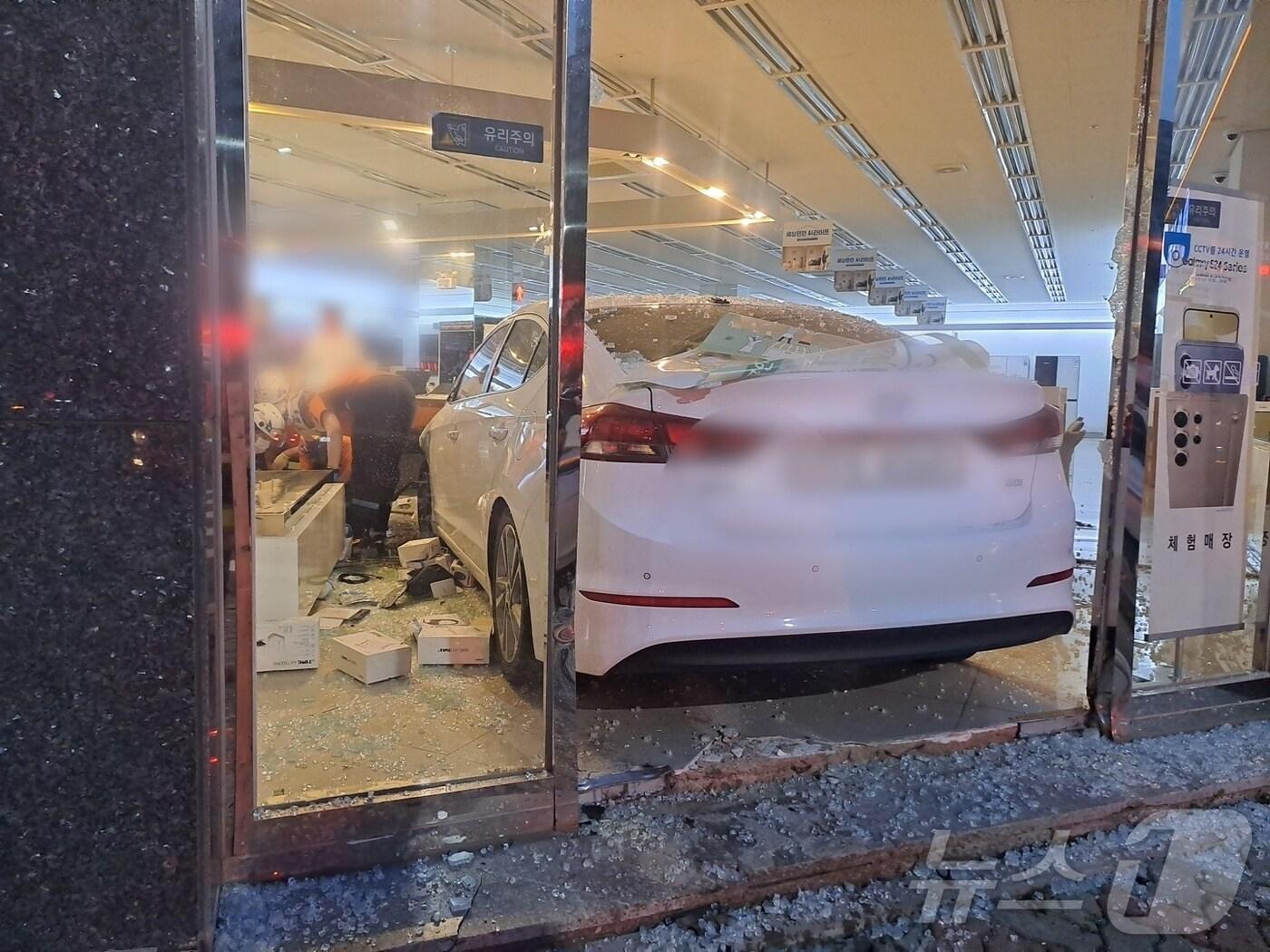 본문 이미지 - 12일 오후 8시쯤 충북 청주시 상당구 금천동 한 전자제품 매장으로 A 씨(26)가 몰던 승용차가 돌진했다.(충북소방본부 제공)