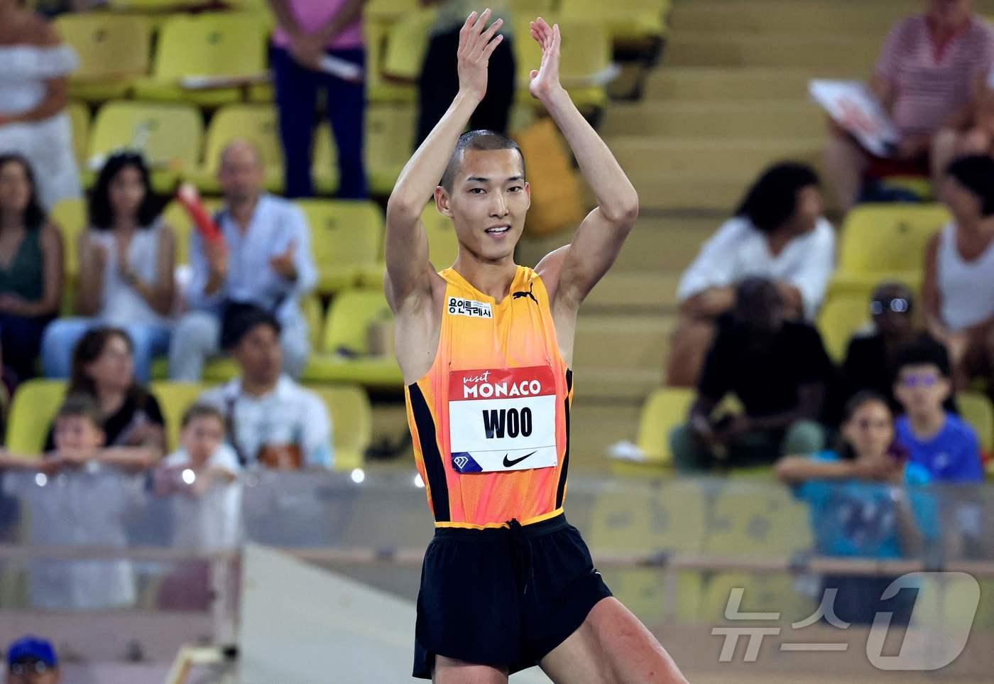 우상혁이 2024 파리 올림픽을 앞두고 치른 최종 모의고사에서 공동 3위에 올랐다. 우상혁은 13일(한국시간) 모나코 퐁비에유의 스타드 루이 2세에서 열린 2024 세계육상연맹 모나코 다이아몬드리그 남자 높이뛰기 경기에서 2ｍ28을 넘어 스테파노 소틸레(이탈리아)와 함께 공동 3위를 차지했다.  ⓒ AFP=뉴스1