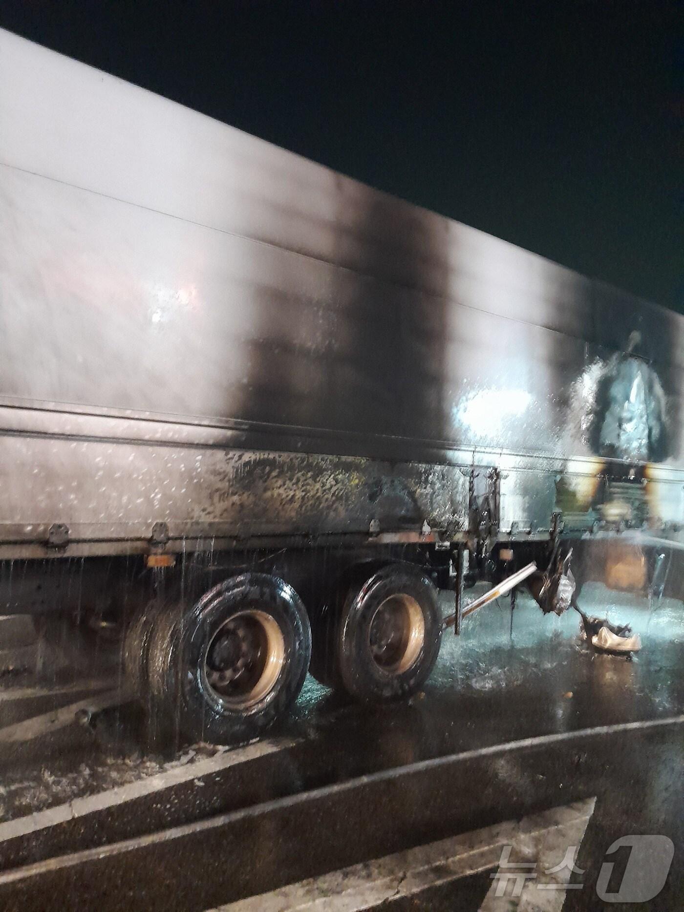 본문 이미지 - 13일 오전 3시29분쯤 인천시 서구 오류동 한 도로에서 11.5톤 카고트럭과 배기량 1043cc 오토바이가 추돌했다. 이 사고로 20대 오토바이 운전자가 숨졌다.(인천소방본부 제공)2024.7.13/뉴스1